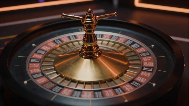 Drehendes Roulette-Rad mit Bewegungsunsch&auml;rfe unter orangem Neonlicht im Vox Casino